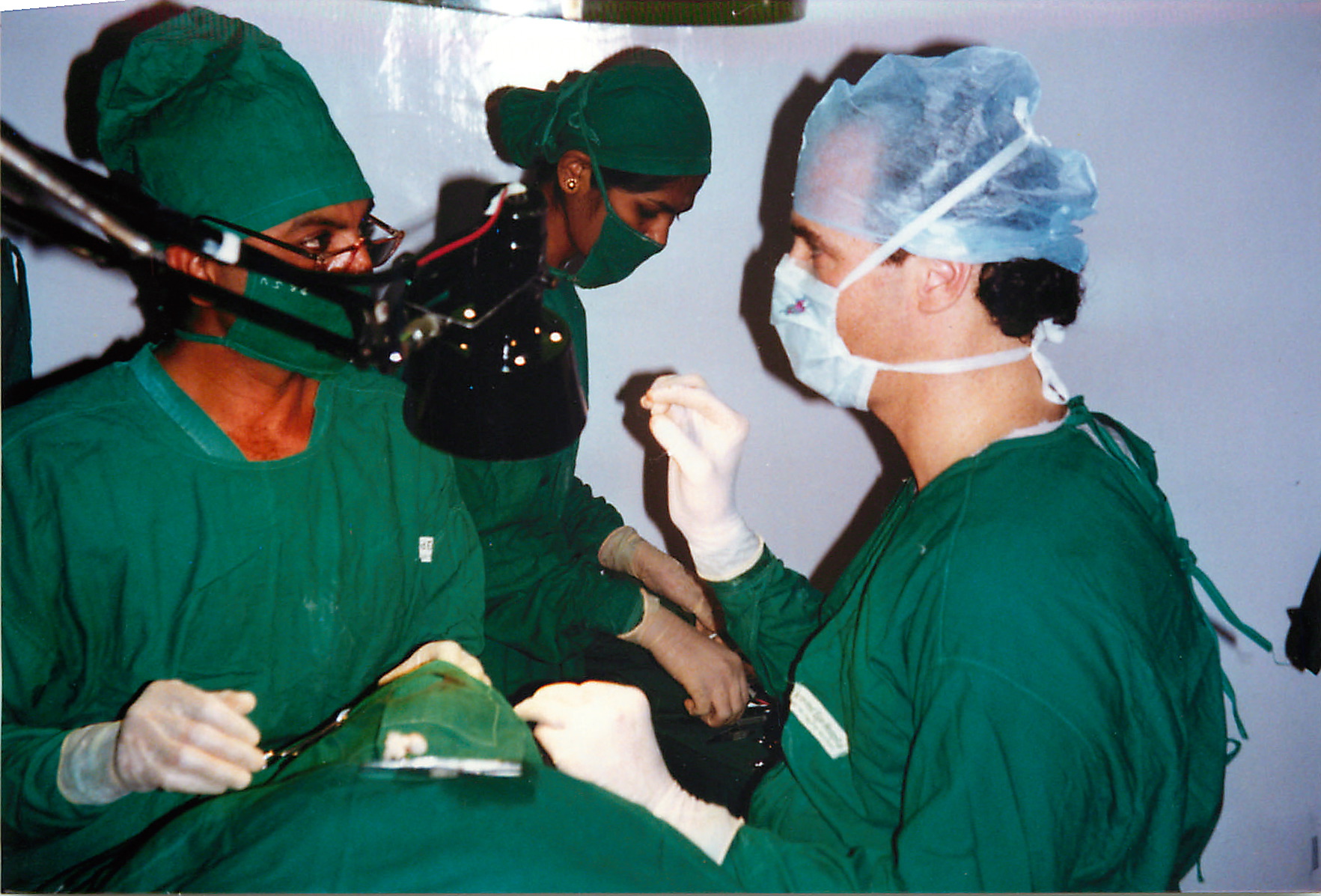 Dr Weiss instructing other doctors in India during a cataract surgery procedure